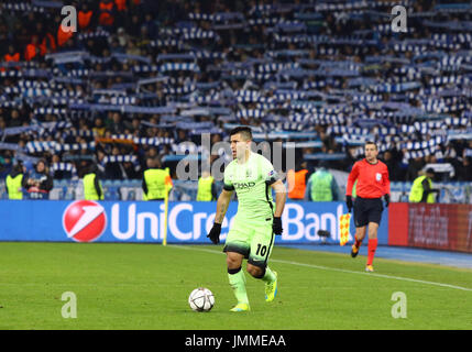 Kiew, UKRAINE - 24. Februar 2016: Sergio Agüero von Manchester City steuert eine Kugel während der UEFA Champions League-Fußball-Spiel gegen den FC Dynamo Kyiv NSK Olimpiyskyi Stadium in Kiew Stockfoto