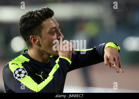 Sofia, Bulgarien - 1. November 2016: Arsenals Mesut Özil feiert nach ein Tor in der UEFA Champions League Fußballspiel zwischen Ludogorets Razgrad und Arsenal an Bulgariens National Stadium. Stockfoto