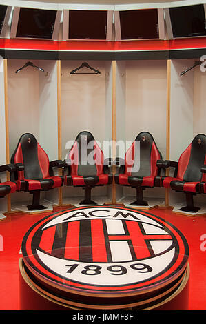 Leere Umkleidekabine im San Siro-Stadion mit großem Tisch mit Haube, AC Mailand-Milano Stockfoto