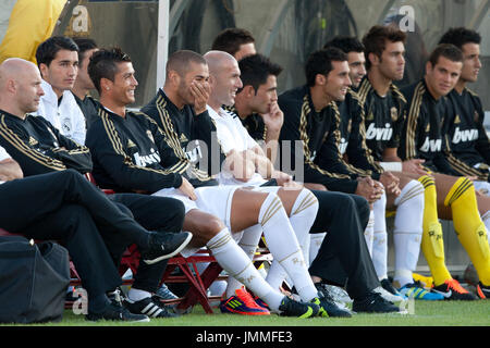 LOS ANGELES - 16. Juli: Real Madrid C.F. F Cristiano Ronaldo #7, Real Madrid C.F. F Karim Benzema #9 & Real Madrid C.F. Direktor des Fußballs Zinedine Zidane während des Spiels World Football Challenge am 16. Juli 2011 an der Los Angeles Memorial Coliseum. Stockfoto