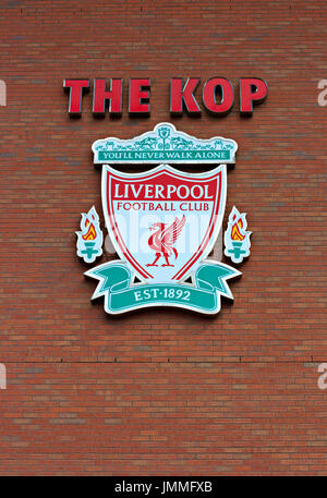 Liverpool, Vereinigtes Königreich, 21. April 2012. Liverpool Fußball Vereinswappen, am Kop Eingang zum Stadion. Stockfoto