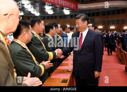 (170728)--Peking, 28. Juli 2017 (Xinhua)--chinesischen Staatspräsidenten Xi Jinping und andere Führungskräfte schütteln sich die Hände mit den Vertretern der Veteranen, ehemaliger Kameraden und Offiziere, die mit der Bestellung Bayi, höchste militärische Auszeichnung des Landes, vor eine große Gala in Peking, Hauptstadt von China, 28. Juli 2017 gerade geehrt. Eine große Gala fand am Freitag Abend zur Feier des 90. Geburtstages der chinesischen Volksbefreiungsarmee (PLA) in Peking statt. Chinesischen Staatspräsidenten Xi Jinping, auch der Generalsekretär der kommunistischen Partei von China ZK und Vorsitzender des zentralen Mili Stockfoto