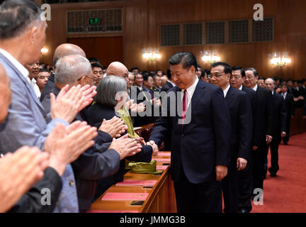 (170728)--Peking, 28. Juli 2017 (Xinhua)--chinesischen Staatspräsidenten Xi Jinping und andere Führungskräfte schütteln sich die Hände mit den Vertretern der Veteranen, ehemaliger Kameraden und Offiziere, die mit der Bestellung Bayi, höchste militärische Auszeichnung des Landes, vor eine große Gala in Peking, Hauptstadt von China, 28. Juli 2017 gerade geehrt. Eine große Gala fand am Freitag Abend zur Feier des 90. Geburtstages der chinesischen Volksbefreiungsarmee (PLA) in Peking statt. Chinesischen Staatspräsidenten Xi Jinping, auch der Generalsekretär der kommunistischen Partei von China ZK und Vorsitzender des zentralen Milit Stockfoto