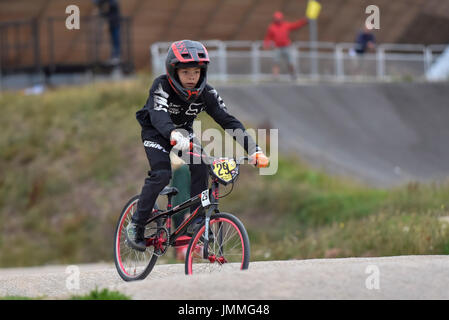 London, UK.  28. Juli 2017.  Junge Konkurrenten teilnehmen an BMX-Rennen auf der alten Strecke von London 2012 Olympische Spiele im Olympiapark, im Rahmen des aufsichtlichen RideLondon Grand Prix.  Die Grand Prix öffnet aufsichtsrechtlichen RideLondon statt in der Hauptstadt, unterstützt durch den Bürgermeister von London, mit mehr als 100.000 Menschen die Teilnahme an einem dreitägigen Festival des Radsports.  NUR ZUR REDAKTIONELLEN VERWENDUNG.  Bildnachweis: Stephen Chung / Alamy Live News Stockfoto