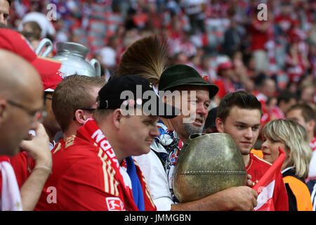 München, 19. Mai 2012. München-Fans bereiten für 2012 UEFA Champions League Finale in der Allianz Arena München bestritten von Chelsea und Bayern München Stockfoto