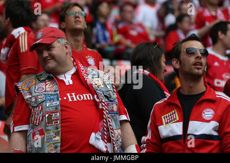 München, 19. Mai 2012. München-Fans bereiten für 2012 UEFA Champions League Finale in der Allianz Arena München bestritten von Chelsea und Bayern München Stockfoto