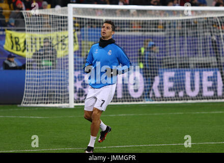 LVIV, UKRAINE - 25. November 2015: Cristiano Ronaldo von Real Madrid Züge vor UEFA Champions League Spiel gegen den FC Shakhtar Donetsk im Arena Lviv-Stadion Stockfoto