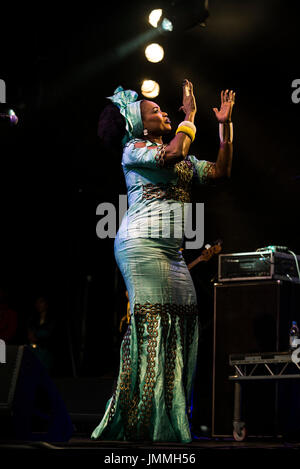 WOMAD Festival, Charlton Park, Wiltshire, UK. 28. Juli 2017. Malische Sänger Oumou Sangare führt live auf der Open Air Bühne bei WOMAD, als der Regen zu Arm beginnt. Bildnachweis: Francesca Moore/Alamy Live-Nachrichten Stockfoto