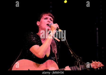 Lulworth, Dorset, UK. 28. Juli 2017. Camp Bestival Tag 2 - britische Sängerin Sophie Barker früher von Zero 7 beim Camp Bestival, Lulworth, 28. Juli 2017 Dorset, UK Credit: DFP Photographic/Alamy Live News Stockfoto