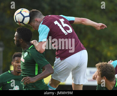 Schneverdingen, Deutschland. 28. Juli 2017. Bremens Ulysses Garcia (l) und West Ham United Declan Rice (r) in Aktion während der Fußball-Testspiel zwischen Werder Bremen und West Ham United in Schneverdingen, Deutschland, 28. Juli 2017. Foto: David Hecker/Dpa/Alamy Live News Stockfoto