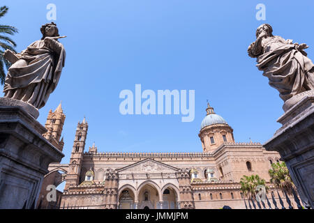 Statuen vor der Kathedrale von Palermo, Sizilien, Italien. Weltkulturerbe der UNESCO Stockfoto