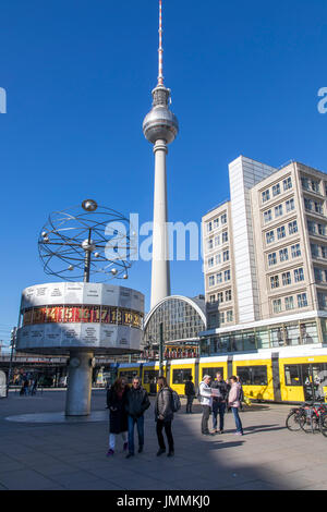 Berlin, Deutschland, Alexanderplatz, Innenstadt, Urania-Weltzeituhr, Berliner Fernsehturm, Bezirk Mitte, Stockfoto