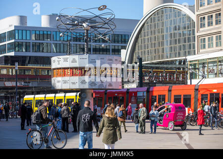 Berlin, Deutschland, Alexanderplatz, Innenstadt, Bezirk Mitte, Berliner Fernsehturm, Urania-Weltzeituhr, Bahnhof, Stockfoto