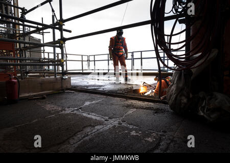 Bild der Industriearbeiter mit oxy Acetylen Schneidbrenner auf der Stilllegung eines Nordsee Bohrinsel. Credit: LEE RAMSDEN/ALAMY Stockfoto