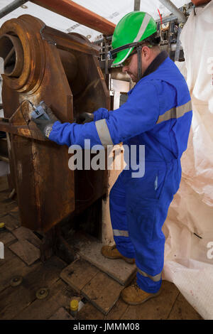 NDT Inspector, schweißen Sie dicke prüfen, auf der Nordsee Öl- und Gasindustrie rig. Trägt blaue Anzüge/Overalls. Credit: LEE RAMSDEN/ALAMY Stockfoto
