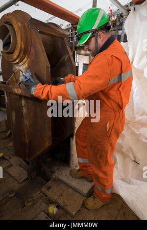 NDT Inspector, schweißen Sie dicke prüfen, auf der Nordsee Öl- und Gasindustrie rig. Tragen orange Overalls/Overalls. Credit: LEE RAMSDEN/ALAMY Stockfoto
