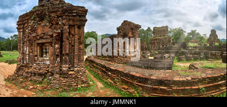 Große Panorama aus der alten Sakralbauten aus dem Reich der Champa - Chamer Kultur. In meinem Sohn, in der Nähe von Hoi an, Vietnam. UNESCO-Welterbe Stockfoto