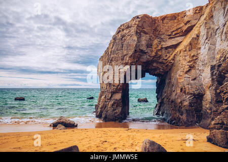 Spektakuläre natürliche Felsen und Stein arch Arche de Port Blanc und wunderschönen berühmten Küste, Bretagne (Bretagne), Frankreich, Europa Stockfoto