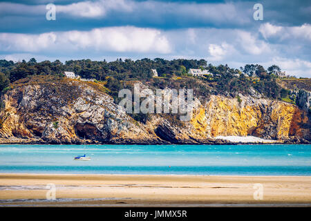 Wunderschöne Gegend von Morgat mit dem Sand Strand und Felsküste, Finistere, Bretagne (Bretagne), Frankreich. Stockfoto