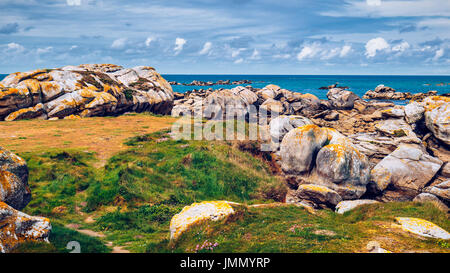 Der rosa Granitfelsen mit seltsamen Formen, Küste der Bretagne. Die Masse des riesigen rosa Felsen, der rosa Granit, Rock mit seltsamen Formen. Bretagne) Stockfoto