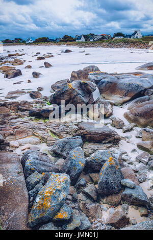 Der rosa Granitfelsen mit seltsamen Formen, Küste der Bretagne. Die Masse des riesigen rosa Felsen, der rosa Granit, Rock mit seltsamen Formen. Bretagne) Stockfoto