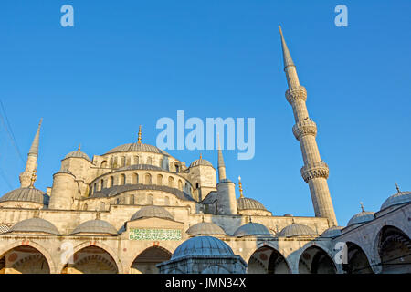 Fassade auf die berühmte und historische blaue Moschee in Istanbul, einer der wichtigsten und schönsten Tempel des Islam Stockfoto