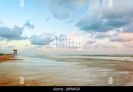 Landschaft mit Strand mit rauer See und der hölzerne Aussichtsturm Stockfoto