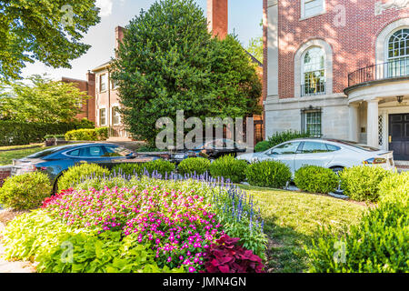 Washington DC, USA - 29. Juni 2016: Embassy Row mit drei Tesla Model S Autos parkten außerhalb an der Massachusetts Avenue Street mit Garten am Kalorama ne Stockfoto