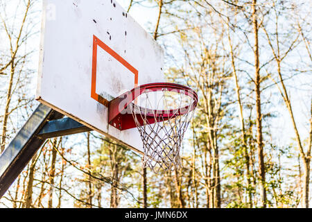 Nahaufnahme von roten Basketballkorb auf Spielplatz Stockfoto