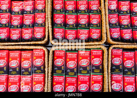 Guadalupe, Spanien - 27. Februar 2017: geräucherter Paprika Dosen zu verkaufen. Bittersüß, heiß und süß, Cáceres, Extremadura, Spanien Stockfoto