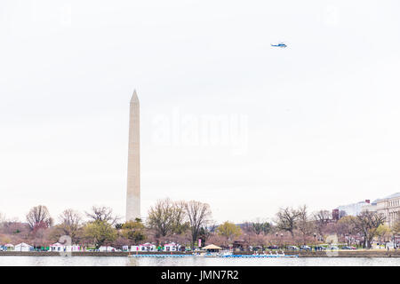 Washington DC, USA - 17. März 2017: Menschen herumlaufen Tidal Basin mit Washington Monument während der Kirschblüte festival Stockfoto