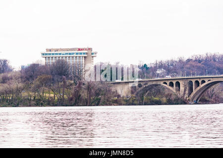 Washington DC, USA - 20. März 2017: Nahaufnahme des Potomac Flusses wichtige Brücke mit Marriot Hotel in Arlington Stockfoto