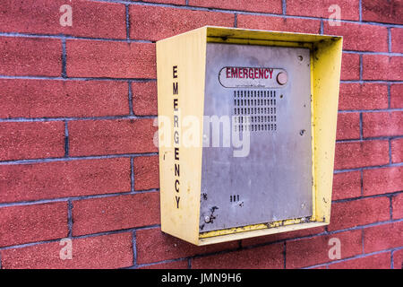 Einzigen Notruftaste Sprechstelle auf Ziegel Wand closeup Stockfoto