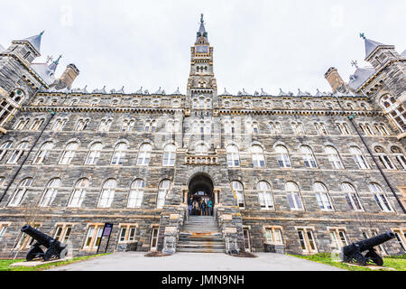 Washington DC, USA - 20. März 2017: Georgetown Universität auf dem Campus mit Healy Hall und Passanten aus Hauptgebäude Stockfoto