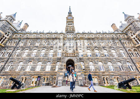 Washington DC, USA - 20. März 2017: Georgetown Universität auf dem Campus mit Healy Hall und Passanten aus Hauptgebäude Stockfoto