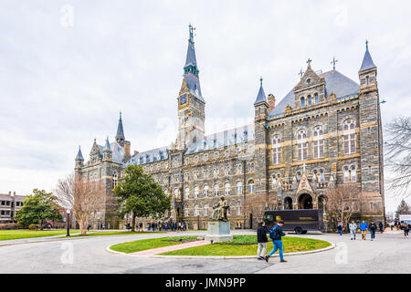 Washington DC, USA - 20. März 2017: Georgetown Universität auf dem Campus mit Healy Hall und Passanten aus Hauptgebäude Stockfoto