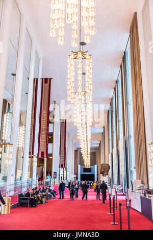 Washington DC, USA - 20. März 2017: John F. Kennedy Center for Performing Arts Architektur mit hohen Decken und Kronleuchtern Stockfoto