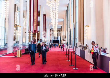 Washington DC, USA - 20. März 2017: John F. Kennedy Center for Performing Arts Architektur mit hohen Decken und Kronleuchtern Stockfoto