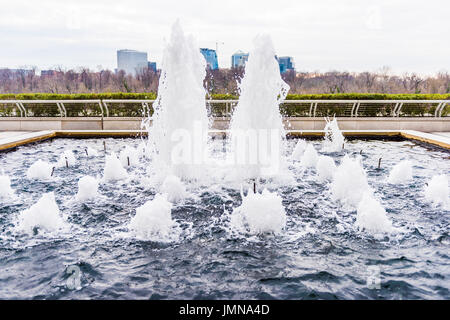 Washington DC, USA - 20. März 2017: John F. Kennedy Center außerhalb Terrassenbereich mit Nahaufnahme von Wasser-Brunnen Stockfoto