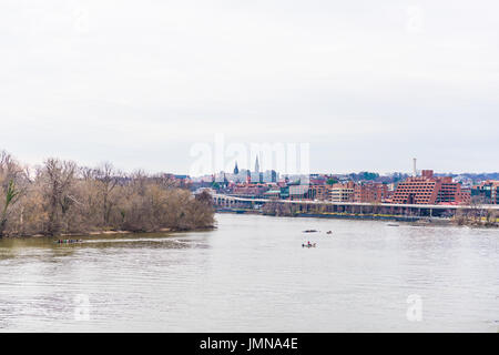 Washington DC, USA - 20. März 2017: Menschen Rudern am Potomac River auf vielen Booten mit Skyline von Georgetown Stockfoto