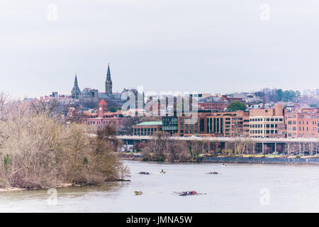 Washington DC, USA - 20. März 2017: Menschen Rudern am Potomac River auf vielen Booten mit Skyline von Georgetown Stockfoto