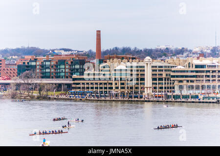 Washington DC, USA - 20. März 2017: Menschen Rudern am Potomac River auf vielen Booten mit Skyline von Georgetown Stockfoto