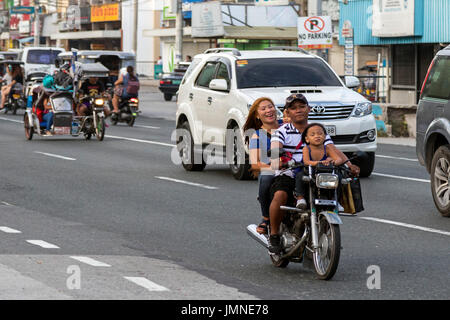 Motorrad im Verkehr, Angeles City, Pampanga, Philippinen Stockfoto