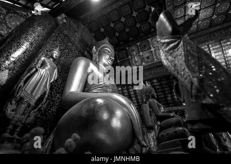 Schwarz / weiß Bild von Buddha und andere Bilder in Wat Xieng Thong, buddhistische Tempel befindet sich in der Stadt Luang Prabang, Laos Stockfoto