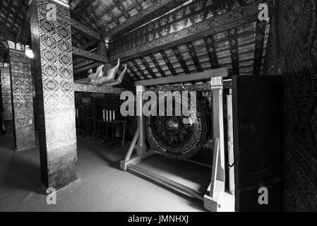 Schwarz / weiß Bild der Naga und asiatische Dekoration im Inneren Wat Xieng Thong, buddhistische Tempel befindet sich in der Stadt Luang Prabang, Laos Stockfoto