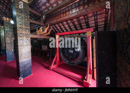 Weitwinkel-Bild von Naga und asiatische Dekoration im Inneren Wat Xieng Thong, buddhistische Tempel befindet sich in der Stadt Luang Prabang, Laos Stockfoto