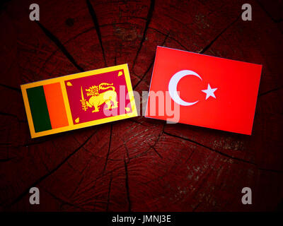 Sri Lanka Fahne mit türkischer Flagge auf einem Baumstumpf, isoliert Stockfoto
