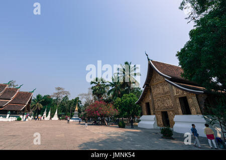 LUANG PRABANG, LAOS - 11. März 2017: Einer der Tempel Wat Xieng Thong, befindet sich in der Stadt Luang Prabang, Hauptstadt von Laos. Stockfoto