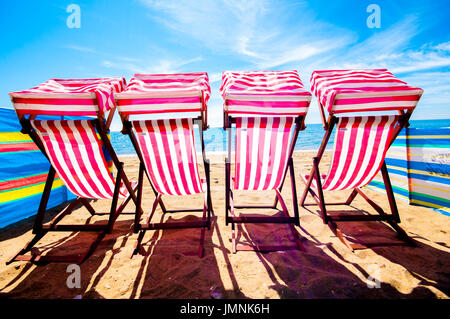 Vier Stühle am Sandstrand am sonnigen Tag blauen Sommerhimmel Stockfoto