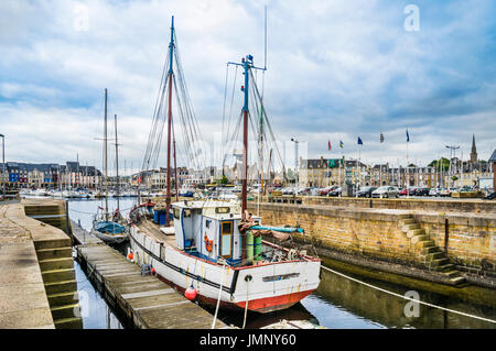 Frankreich, Bretagne, Paimpol, Schiff in den Hafen von Paimpol Stockfoto
